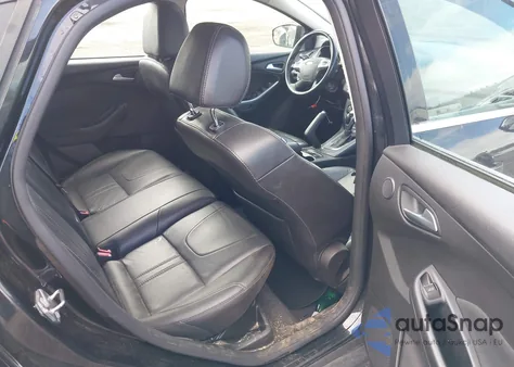 2014 Ford Focus Titanium z USA, uszkodzony, nr VIN 1FADP3N23EL462900